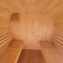 Standardowe wnętrze sauny.  Kinkiet z lameli. 2x zagłówek, podłoga wyciągana ala lamele, ławki z Abachi - nienagrzewającego się drewna afrykańskiego. Zakład produkcyjny: Nienadówka 164, 36-052 (woj. podkarpackie, okolice Rzeszowa)