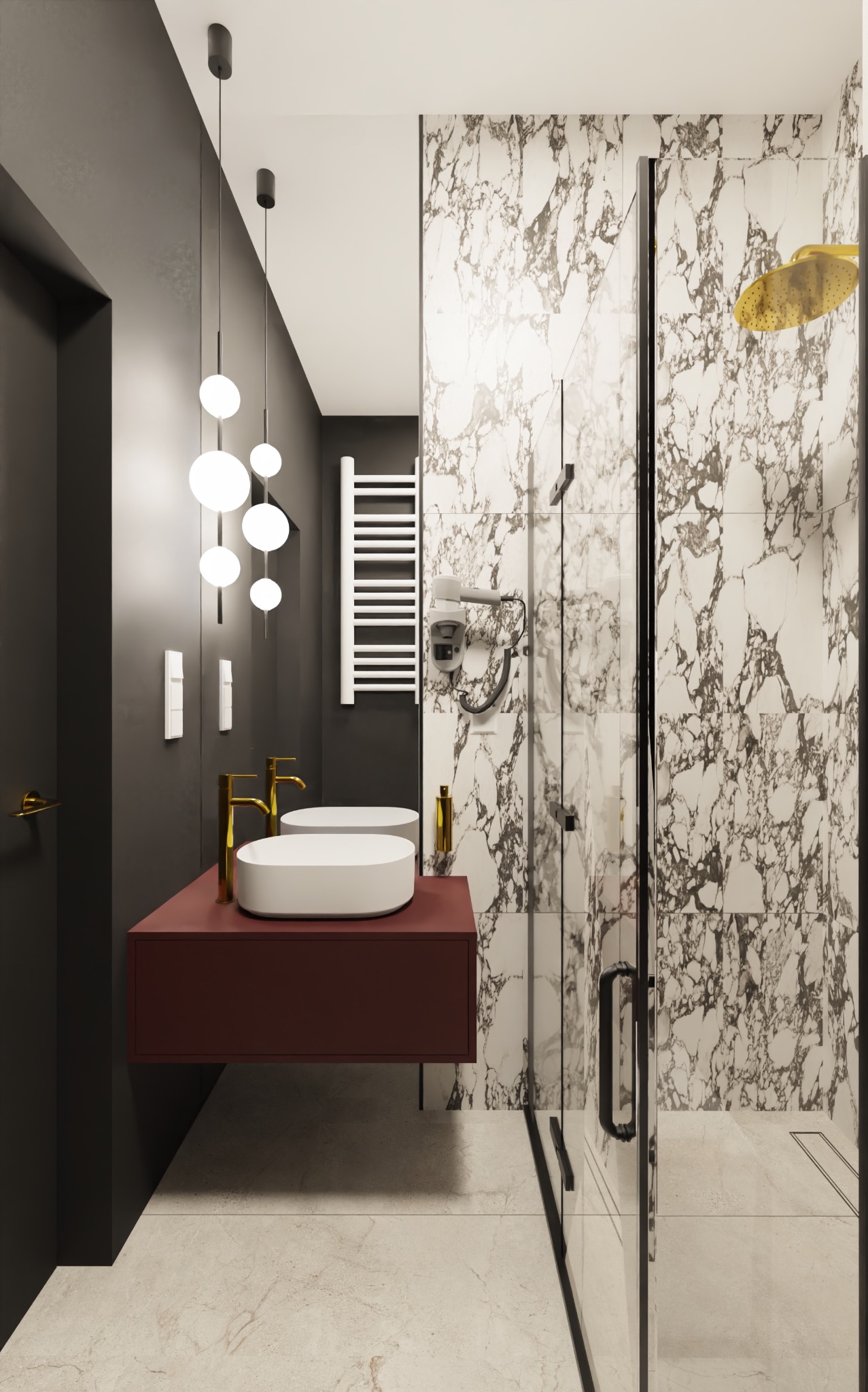 Nowoczesna łazienka z marmurowymi płytkami, złotą armaturą i wiszącą szafką z umywalkami w kolorze burgundowym, oświetlona kulistymi lampami.