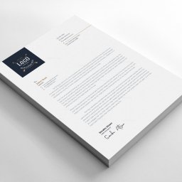 Marcin Konopnicki Portfolio - Stos wizytówek z minimalistycznym projektem logo w kolorze granatowym i tekstem firmowym na białym tle.