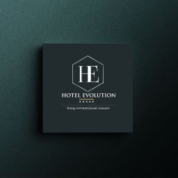 Marcin Konopnicki Portfolio - Eleganckie logo Hotel Evolution na ciemnym tle, z motywem heksagonu i napisem 'Wizją wyprzedzamy zmiany'.