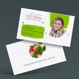 Marcin Konopnicki Portfolio - Dwie wizytówki Centrum OdNowa Kamila Barańska, jedna z portretem właścicielki w żółto-czarnym szaliku, druga z ilustracją zdrowego posiłku i hasłem 'Twoje żywienie, aktywność, zdrowie'.