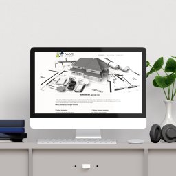 Marcin Konopnicki Portfolio - Ekran komputera stacjonarnego prezentuje stronę firmy Mar Invest z wizualizacją 3D domu na planach architektonicznych. Obok słuchawki i roślina doniczkowa.