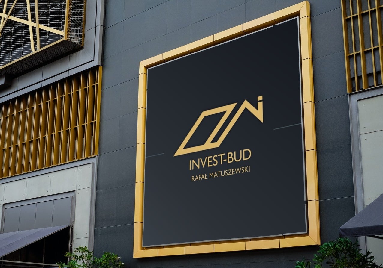 Złoty logotyp firmy Invest-Bud Rafała Matuszewskiego na czarnym tle, umieszczony w złotej ramie na elewacji budynku z elementami dekoracyjnymi w kolorze złota.