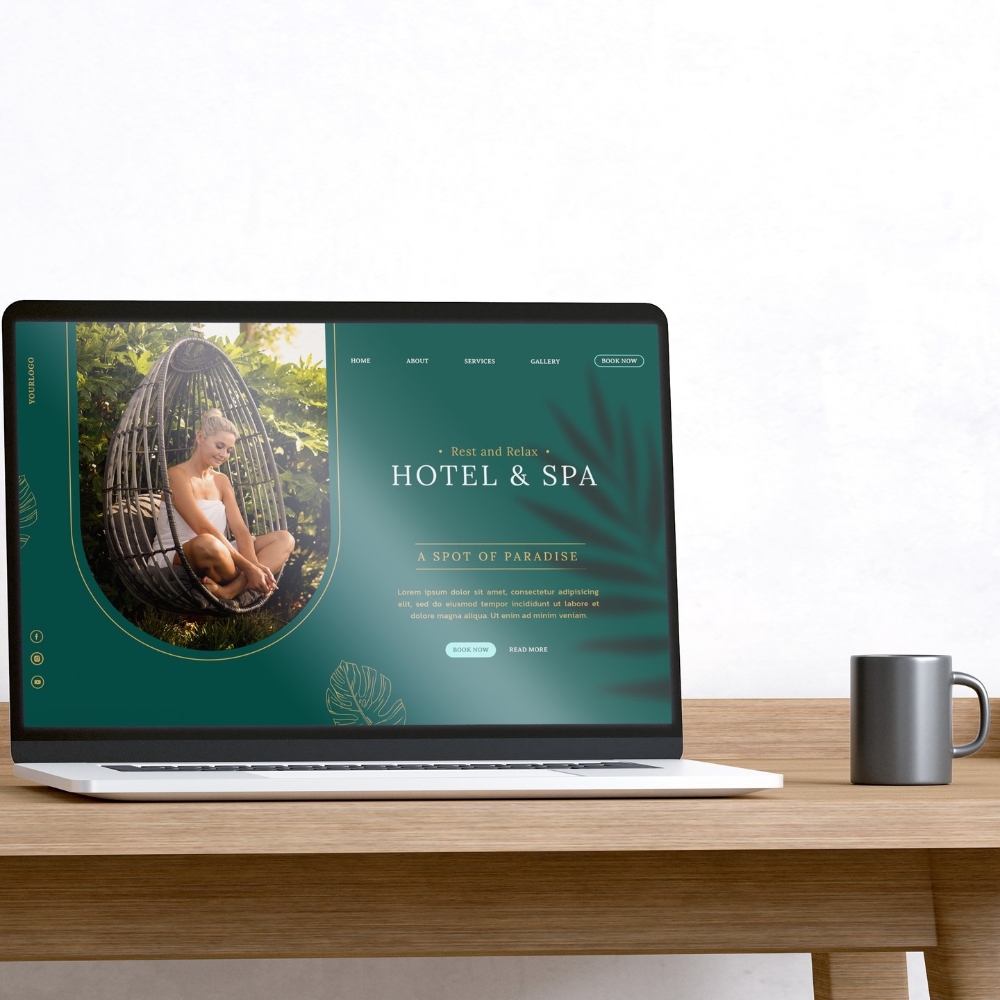 Laptop wyświetlający stronę internetową hotelu SPA z kobietą w wiszącym fotelu, kubek obok na drewnianym biurku.