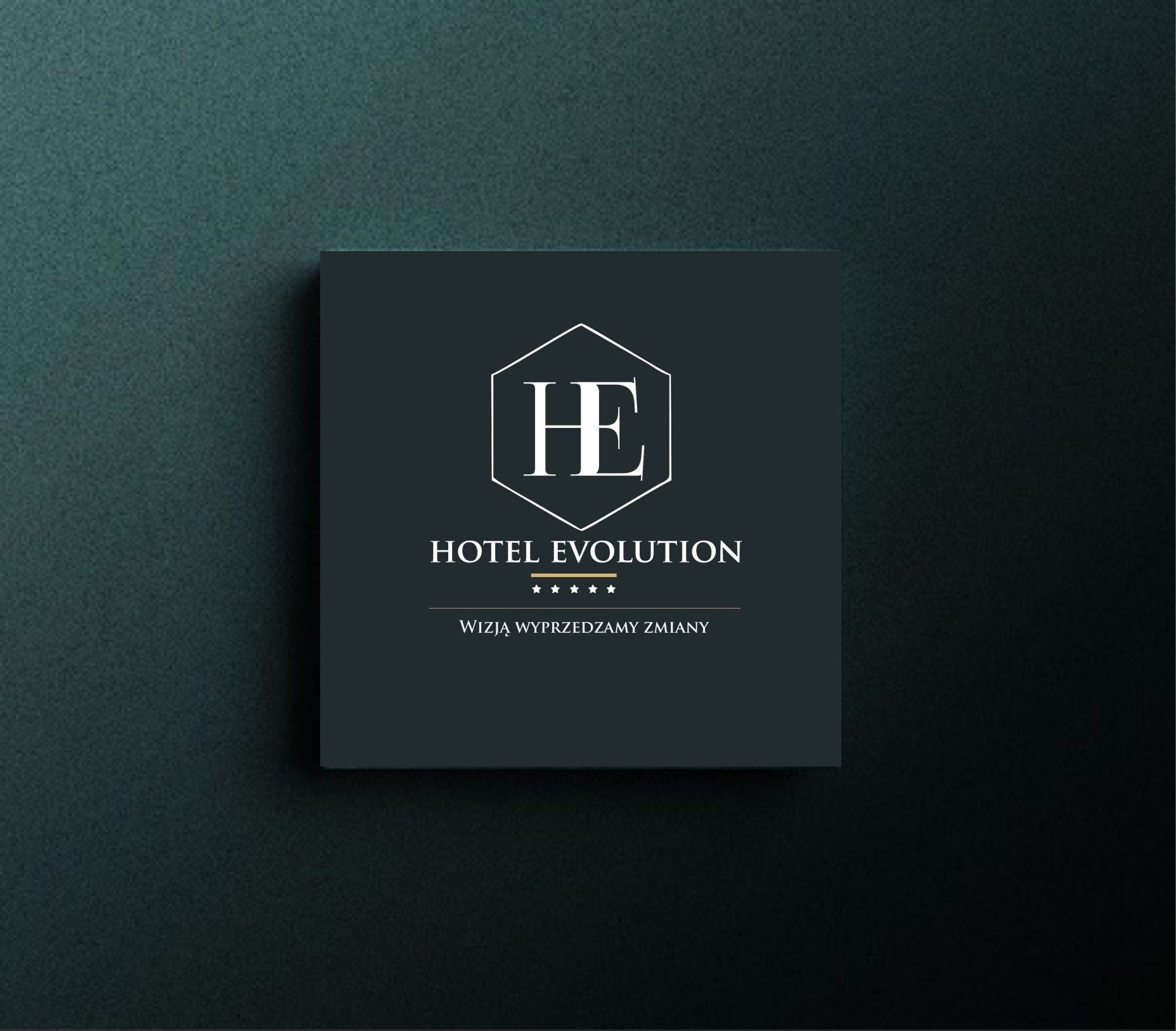 Eleganckie logo Hotel Evolution na ciemnym tle, z motywem heksagonu i napisem 'Wizją wyprzedzamy zmiany'.