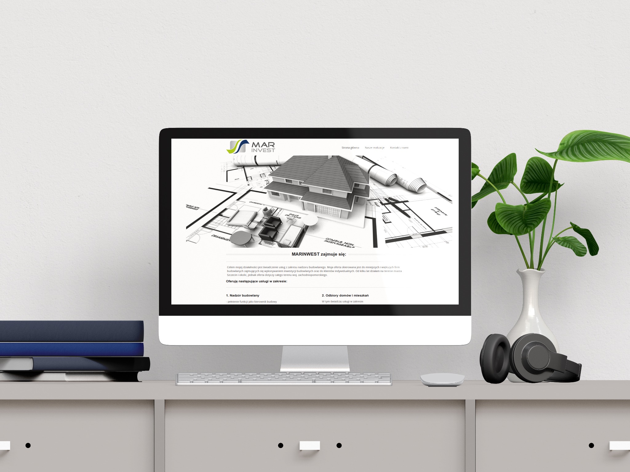 Ekran komputera stacjonarnego prezentuje stronę firmy Mar Invest z wizualizacją 3D domu na planach architektonicznych. Obok słuchawki i roślina doniczkowa.