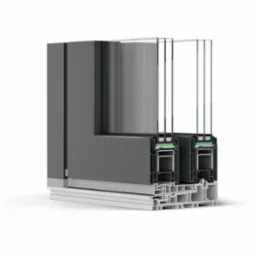 Przekrój poprzeczny okna z szarą ramą, ukazujący wielokomorową konstrukcję profilu i potrójne szyby, na białym tle.