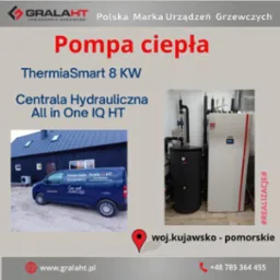 Grafika reklamowa przedstawiająca centralę hydrauliczną ThermiaSmart 8 KW All in One IQ HT, obok zaparkowany niebieski van z logo firmy, na tle ciemnego budynku mieszkalnego, województwo...