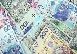 Stos banknotów polskich złotych o nominałach 20, 50, 100 i 200 zł, ułożonych chaotycznie na płaskiej powierzchni, z widocznymi portretami królów i symbolami narodowymi.