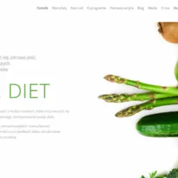 Strona internetowa z zielonym logo M.U. DIET, tekstem o zdrowym odżywianiu oraz zdjęciem kompozycji warzyw i owoców: ogórek, szparagi, limonka, kiwi, jabłko i zielony groszek.