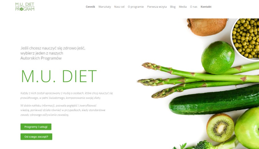 Strona internetowa z zielonym logo M.U. DIET, tekstem o zdrowym odżywianiu oraz zdjęciem kompozycji warzyw i owoców: ogórek, szparagi, limonka, kiwi, jabłko i zielony groszek.