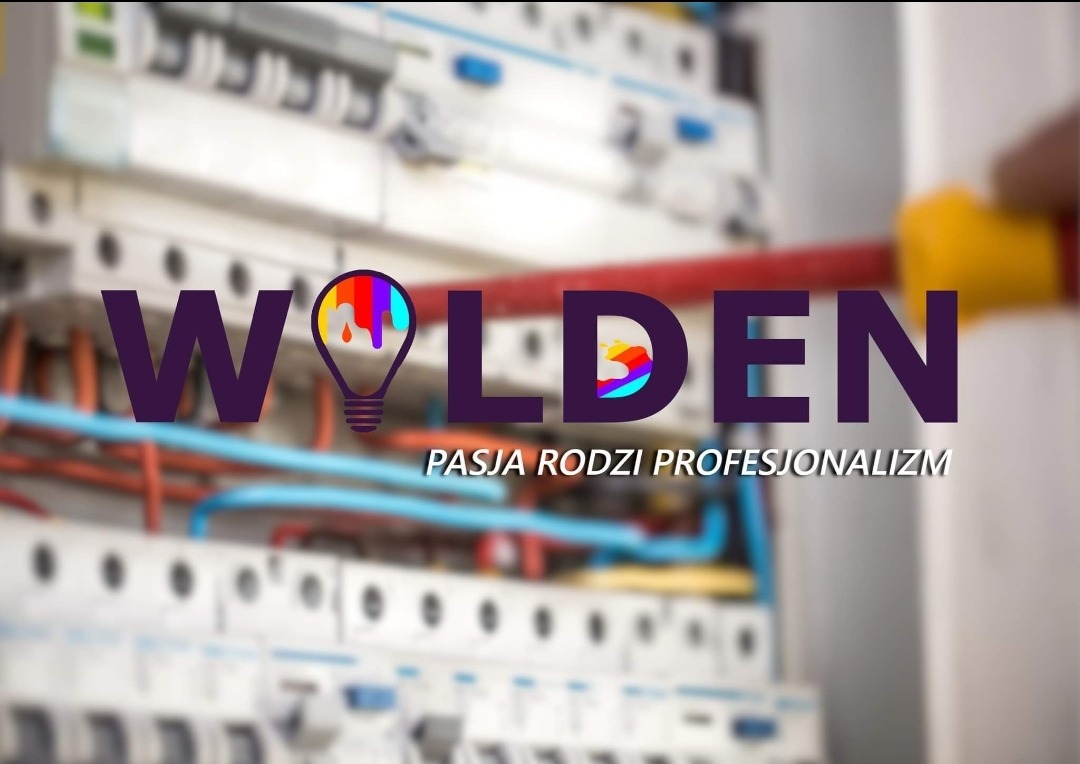 Logo firmy WOLDEN na tle rozdzielnicy elektrycznej z przewodami i narzędziem w tle.
