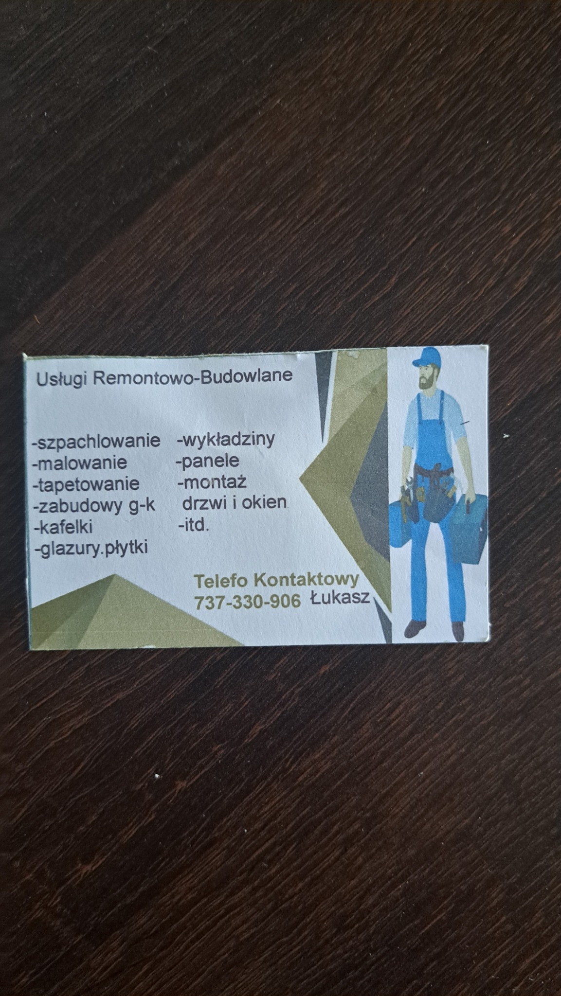 Wizytówka firmy remontowo-budowlanej z ofertą usług: szpachlowanie, malowanie, tapetowanie, zabudowy g-k, kafelki, glazury, płytki, wykładziny, panele, montaż drzwi i okien oraz ilustracją...