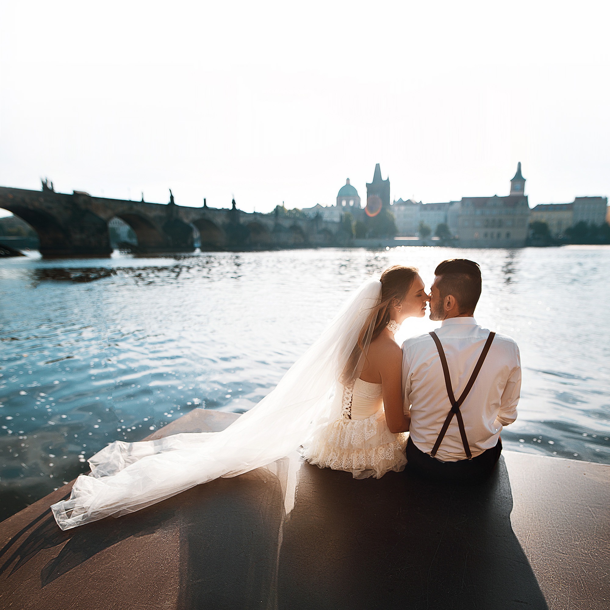 Poślubna sesja zdjęciowa o świcie w Pradze