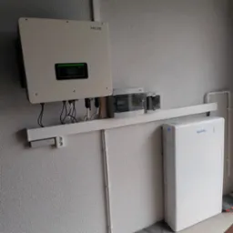 Instalacja hybrydowa z magazynem energii i zasilaniem awaryjnym