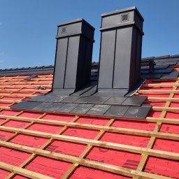 Docieplenie kominów wełną mineralną 
Stelaż z płyty OSB
Obróbka blacharska komina 