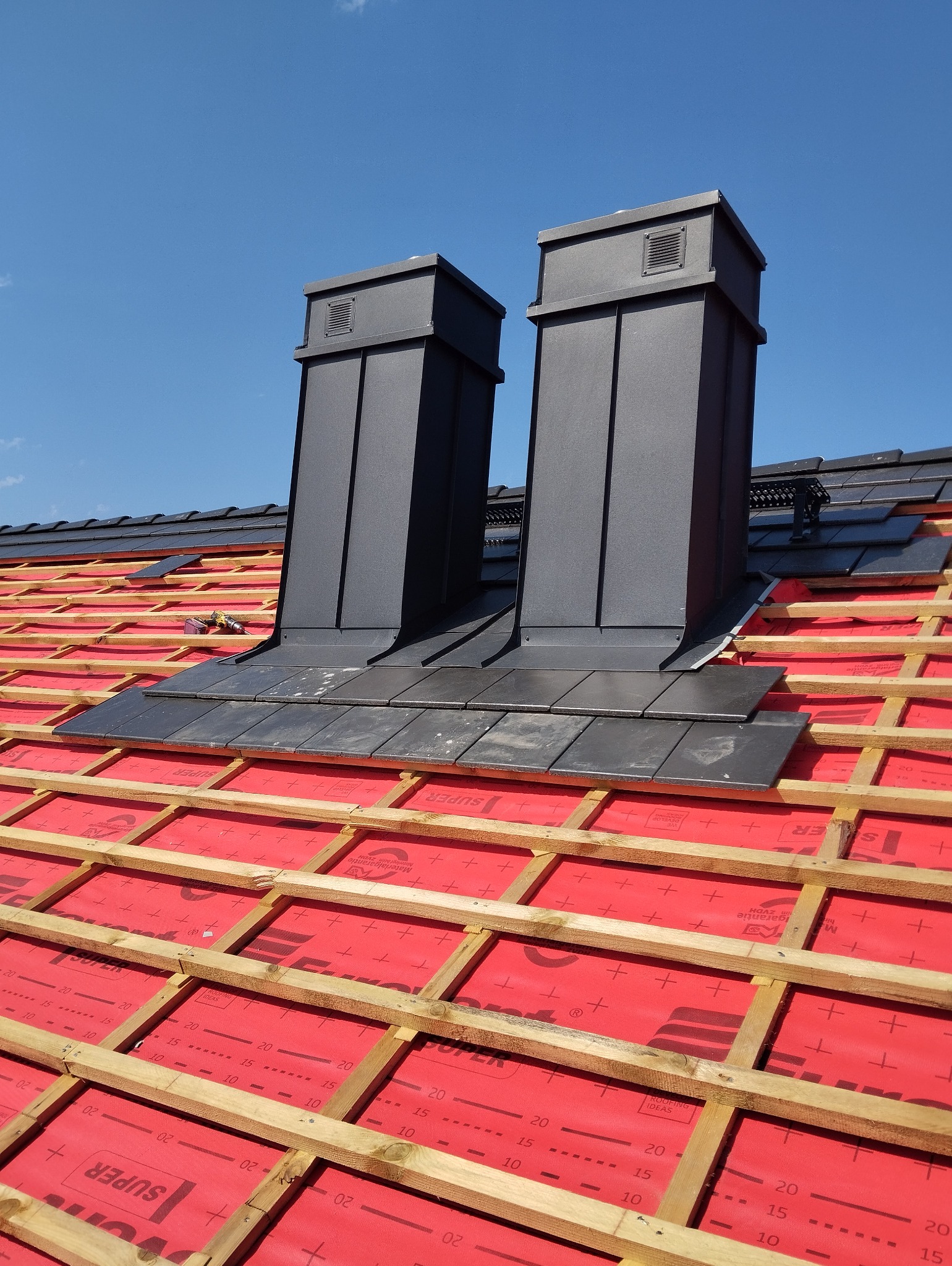 Docieplenie kominów wełną mineralną Stelaż z płyty OSB Obróbka blacharska komina