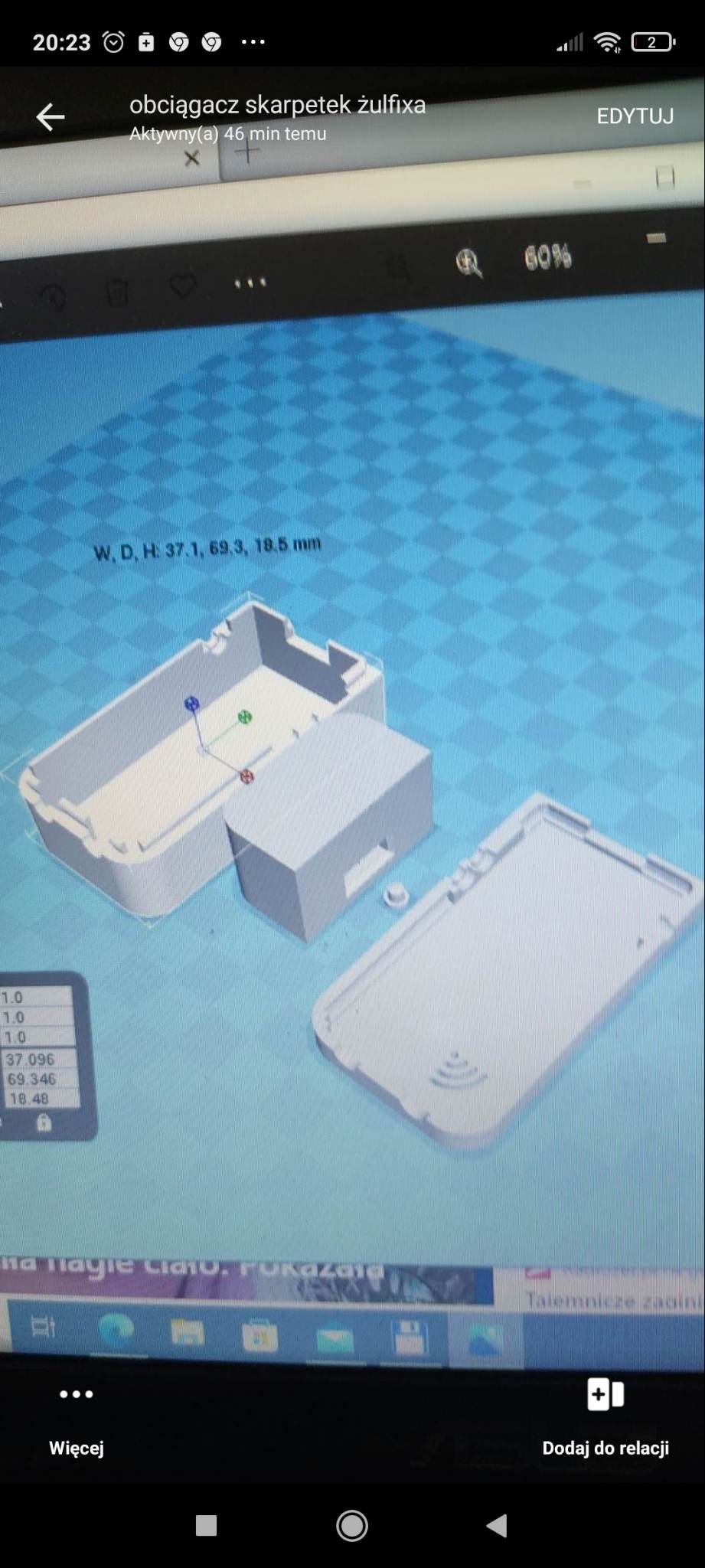 Widok ekranu telefonu prezentujący model 3D obudowy z tworzywa sztucznego z wymiarami, otwartej na trzy części, na tle ekranu komputera z niebieską szachownicą.