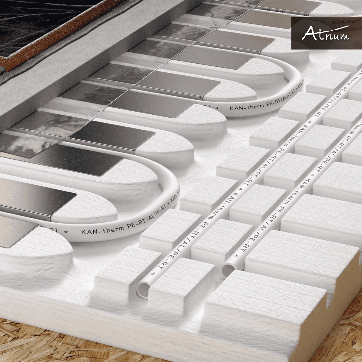 Przekrój instalacji ogrzewania podłogowego z rurami KAN-therm PE-RT/AL/PE-RT ułożonymi w styropianie, widoczne płytki podłogowe i logo Atrium w prawym górnym rogu.