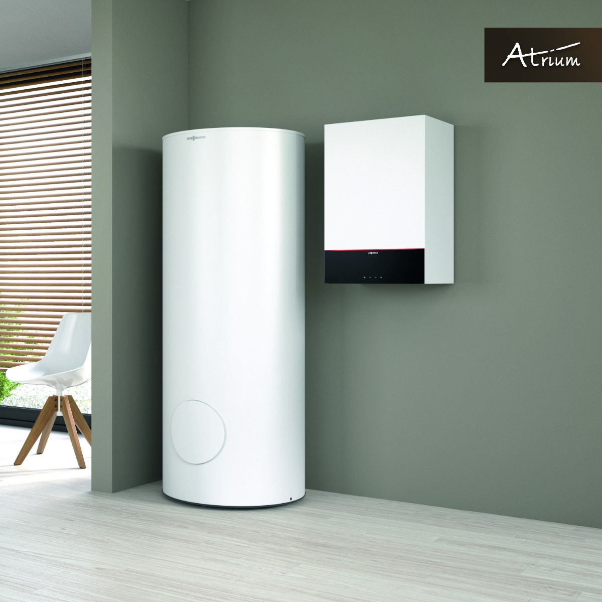 Biały, cylindryczny zasobnik ciepłej wody i wiszący, biało-czarny moduł grzewczy na szarej ścianie, widoczne przez okno rolety i krzesło.