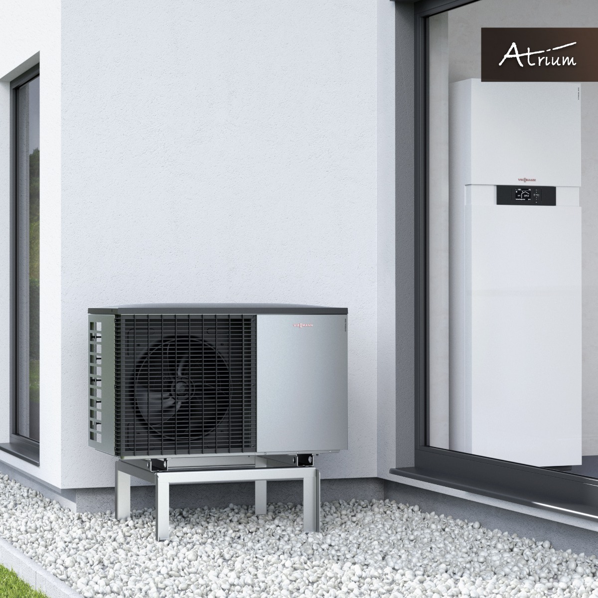 Zewnętrzna jednostka pompy ciepła na metalowym stelażu, obok białej jednostki wewnętrznej zamontowanej przy oknie. Całość na tle białej ściany i białego żwiru.