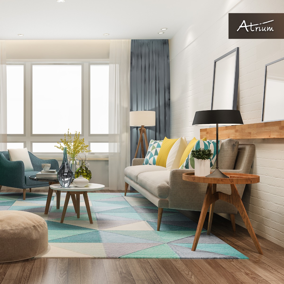 Jasne wnętrze salonu z szarą sofą, turkusowym fotelem, geometrycznym dywanem w odcieniach błękitu i zieleni, oraz drewnianymi stolikami kawowymi. Na ścianie wiszą puste ramy, a w rogu widoczne logo...