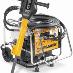 Agregat hydrauliczny JCB Beaver z młotem hydraulicznym, umieszczony na wózku transportowym z kołami, z widocznymi przewodami hydraulicznymi i panelem sterowania.