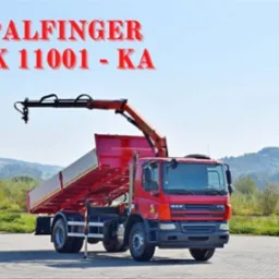 Czerwona ciężarówka DAF z zamontowanym żurawiem Palfinger PK 11001-KA na tle zieleni i błękitnego nieba.