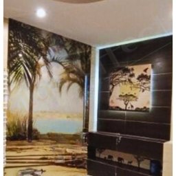 Glass Effect - Grafika na szkle - Narożna wanna w łazience z motywem afrykańskim na ścianach, w tym fototapeta z palmami i obraz z sylwetkami zwierząt na tle zachodzącego słońca.