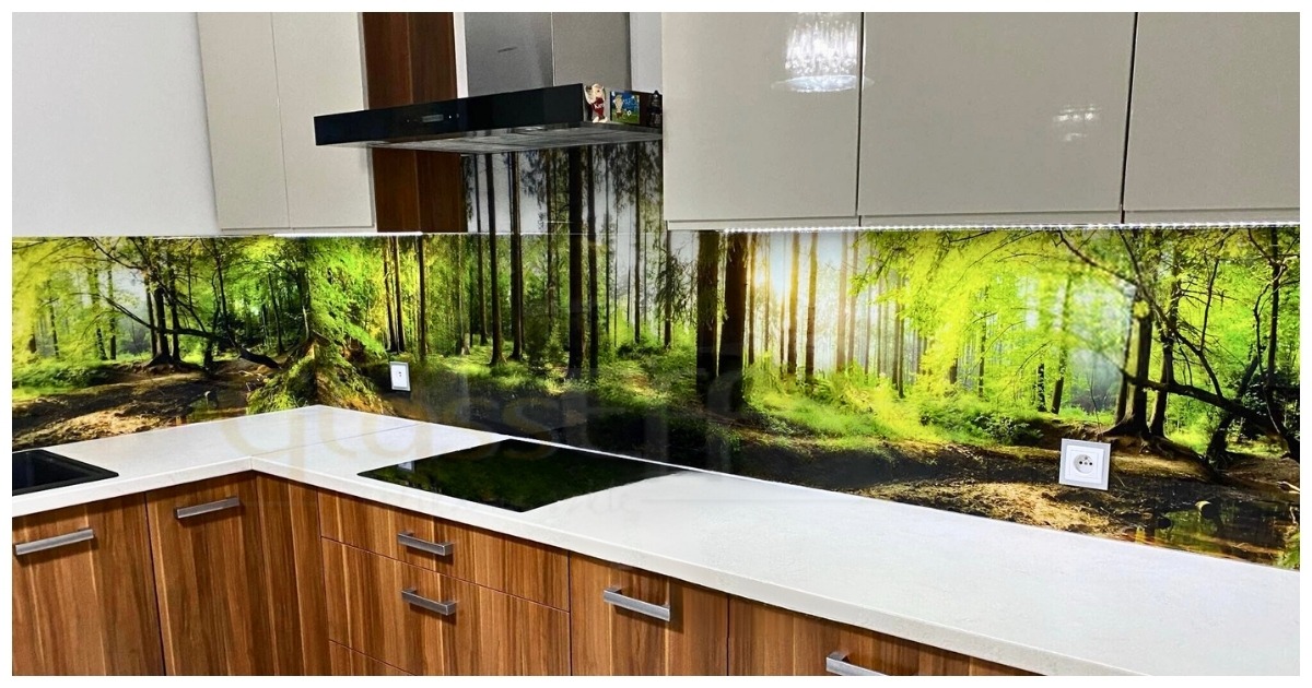 Szklany panel ścienny w kuchni z motywem leśnym, podświetlony listwą LED, widoczne gniazdka elektryczne