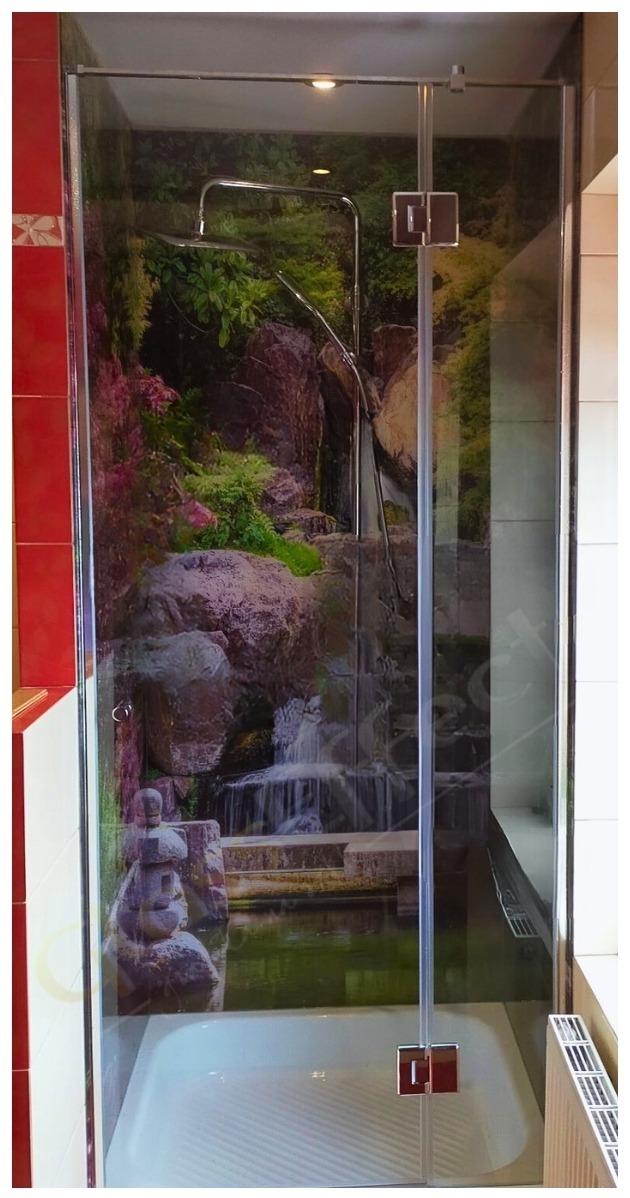 Szklana kabina prysznicowa z fototapetą przedstawiającą wodospad w japońskim ogrodzie, widoczne chromowane zawiasy i bateria prysznicowa.