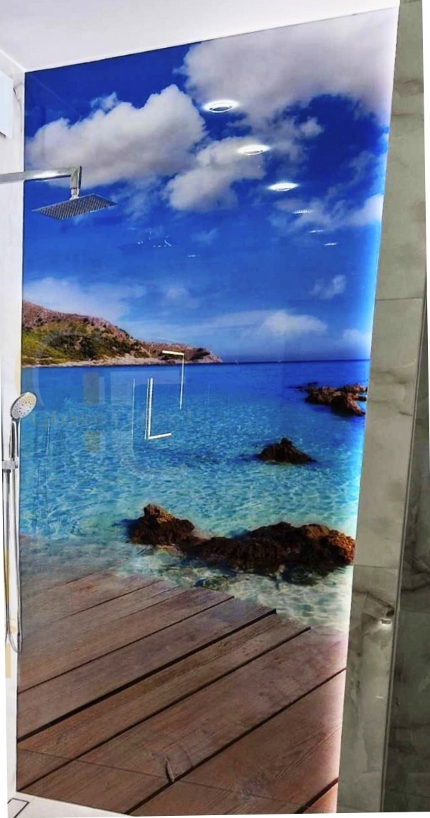Szklana ściana prysznicowa z nadrukiem przedstawiającym tropikalną plażę z drewnianym pomostem, błękitnym morzem i niebem.