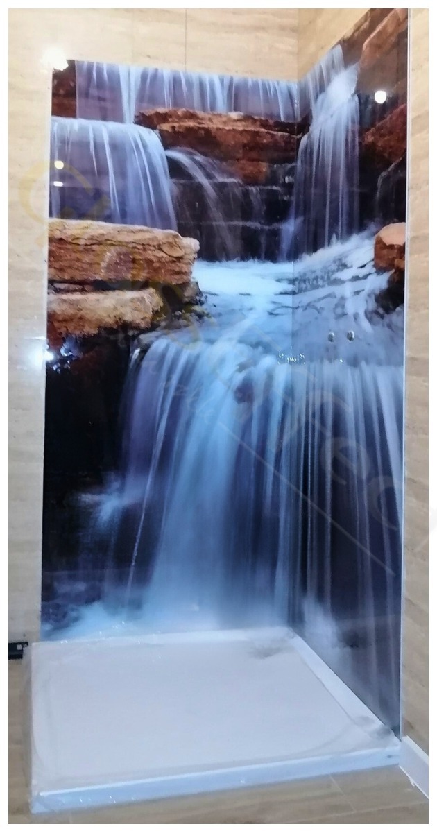 Szklana kabina prysznicowa z fototapetą wodospadu, zamontowana w rogu łazienki z beżowymi płytkami.