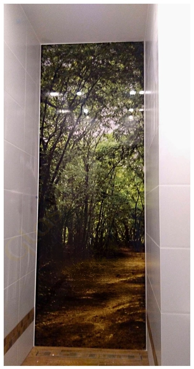 Szklana tafla z motywem leśnej ścieżki, wkomponowana między wykafelkowane ściany, tworząca iluzję przejścia.