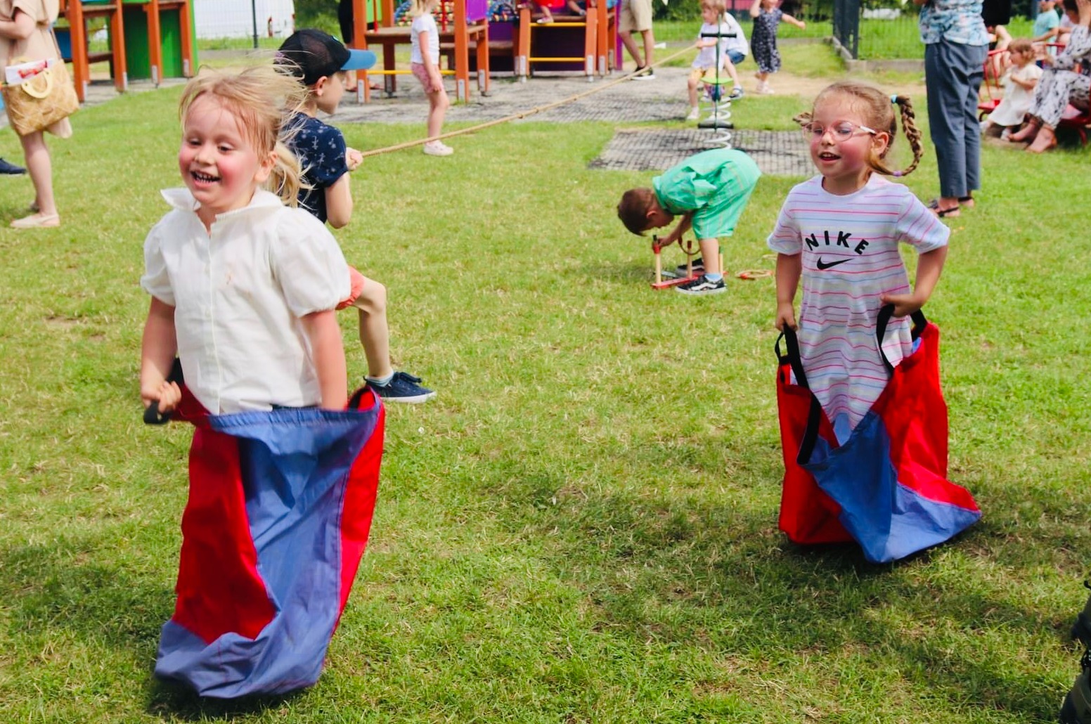 Drużynowe zawody sportowe zawsze wywołują uśmiech na twarzy dzieci