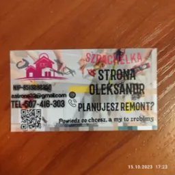 Wizytówka firmy remontowej z różowym logo przedstawiającym dwa domy i hasłem 'Planujesz remont?'