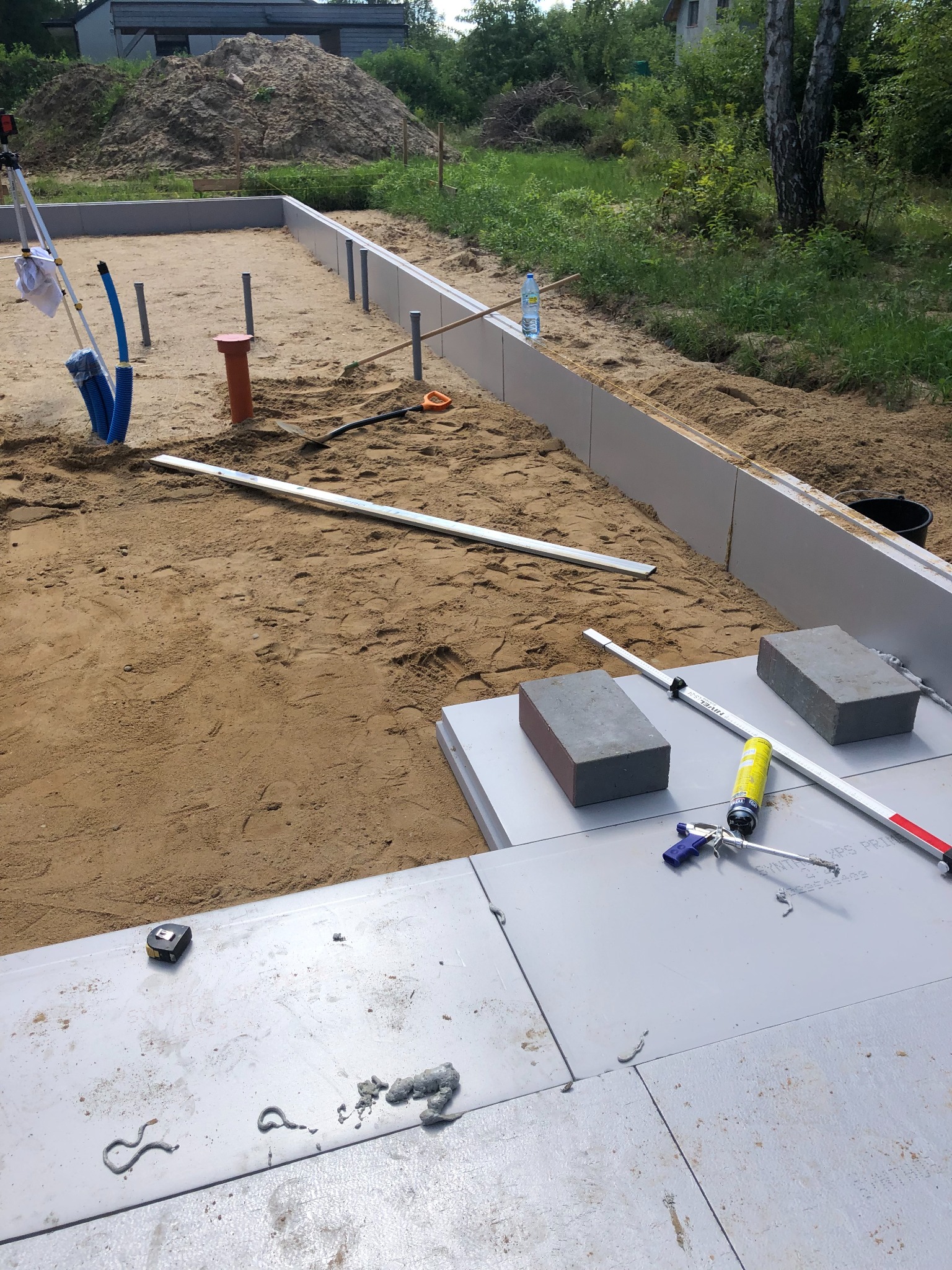 Ciepła płyta fundamentowa w trakcie układania izolacji termicznej z XPS 300.