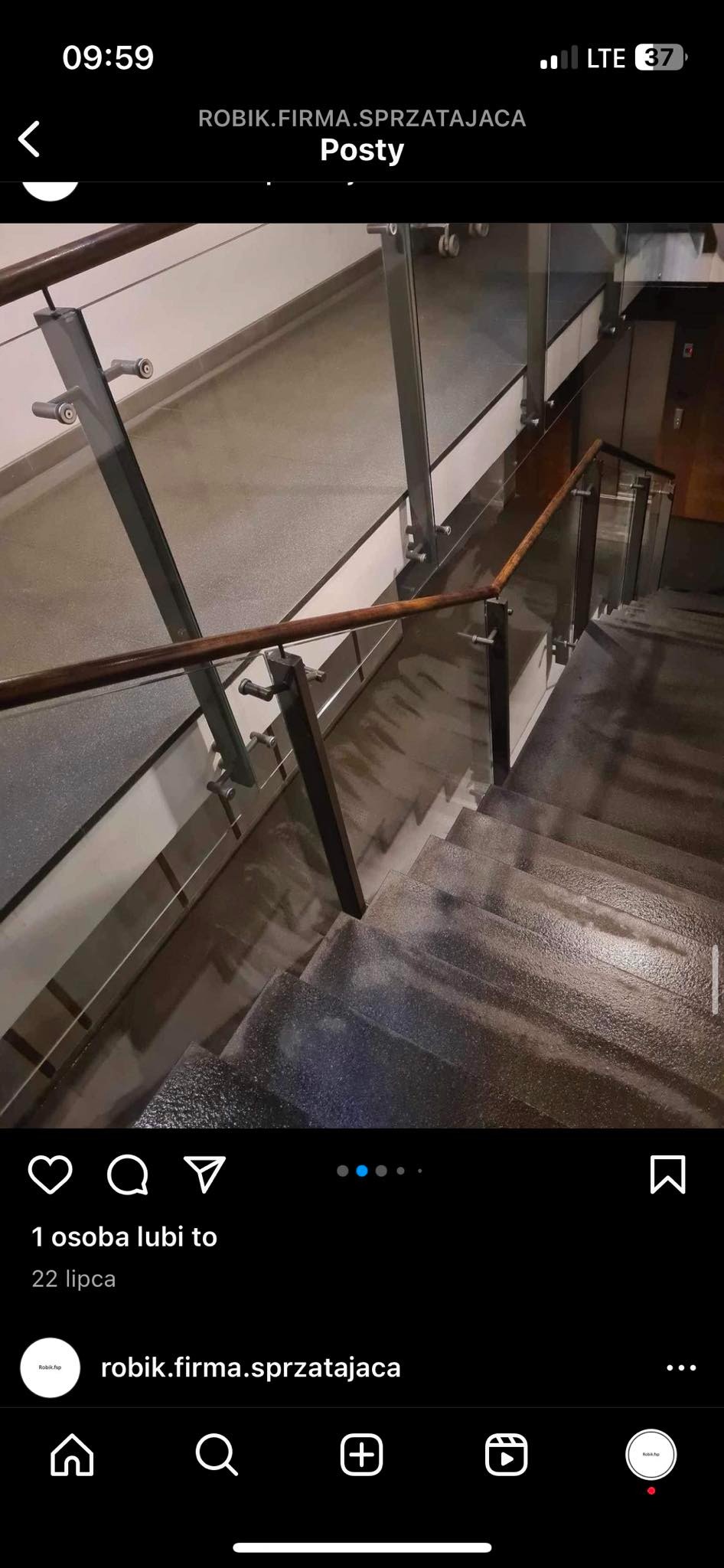 Wyczyszczone schody w biurze z metalowymi i szklanymi barierkami, widok z góry, po umyciu na mokro.