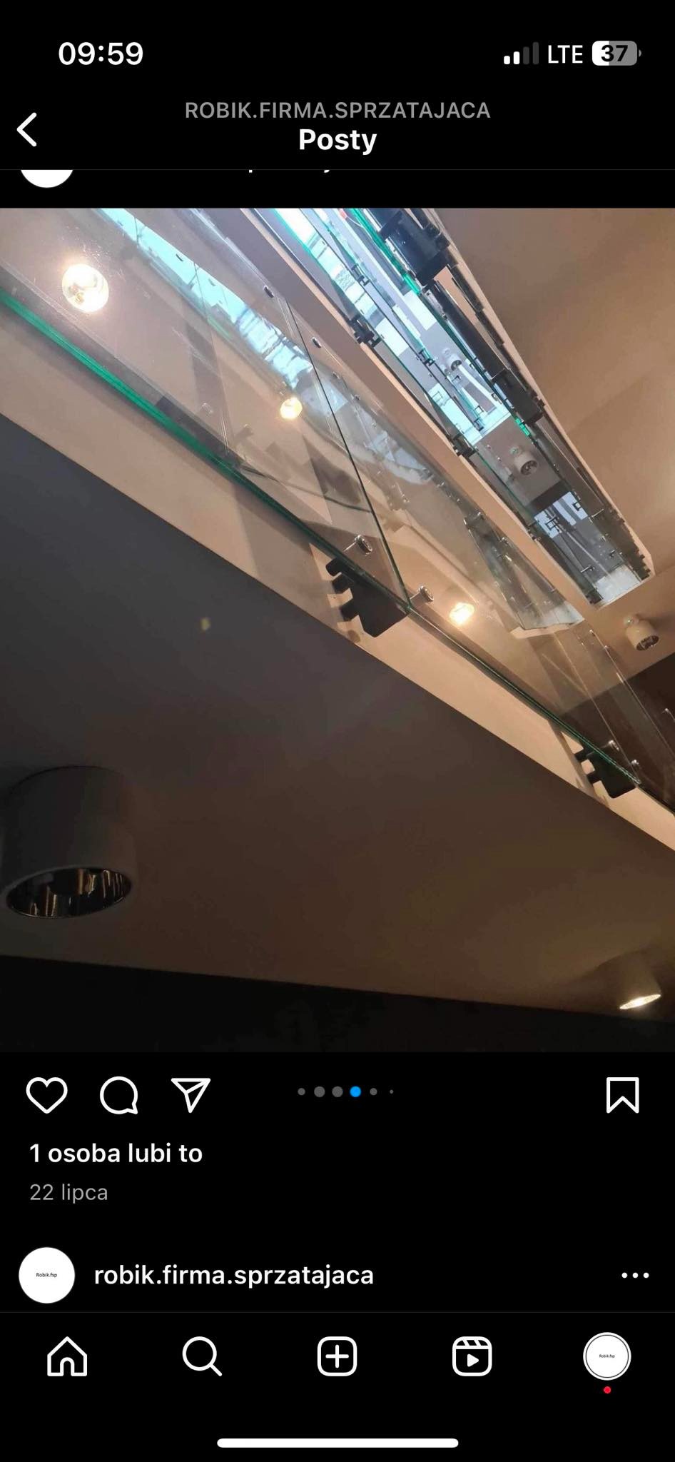 Szklany sufit w biurze w Warszawie po czyszczeniu, widoczne metalowe mocowania i oświetlenie, perspektywa z dołu.