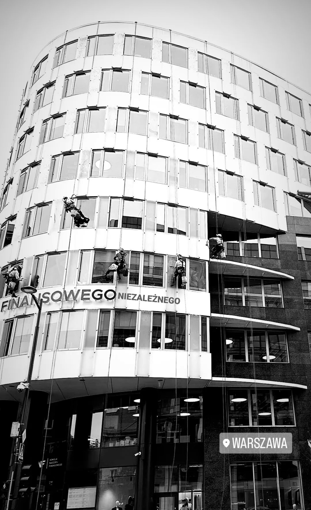 Mycie okien oraz elewacji z firma Lifeincloud. Komisja nadzoru finansowego, Warszawa.