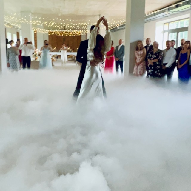 Ciężki dym do pierwszego tańca,