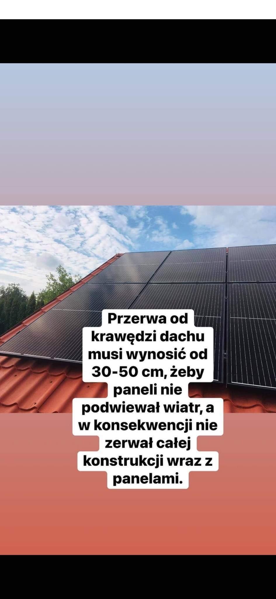 Panele słoneczne na czerwonym dachu z widocznym niebem i drzewami w tle, z nałożonym tekstem o konieczności zachowania odstępu od krawędzi dachu.
