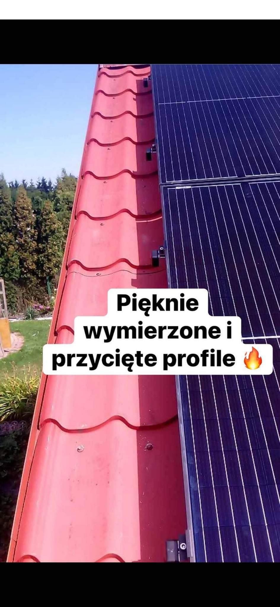 Czerwony dach z zamontowanymi panelami słonecznymi, widoczne mocowania paneli do dachu.