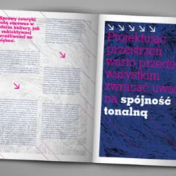 Rozkładówka magazynu z artykułem o projektowaniu przestrzeni i spójności tonalnej, z dominującą kolorystyką granatowo-różową.
