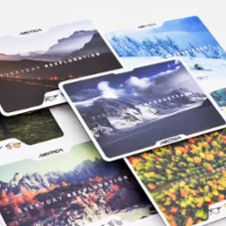 Zestaw wizytówek firmy Arctica z fotografiami gór, lasów i tekstami 'Everyday #Exploration', 'Everyday #Outdoor', 'Everyday #Unforgettable', prezentujących logo firmy i różne modele okularów.