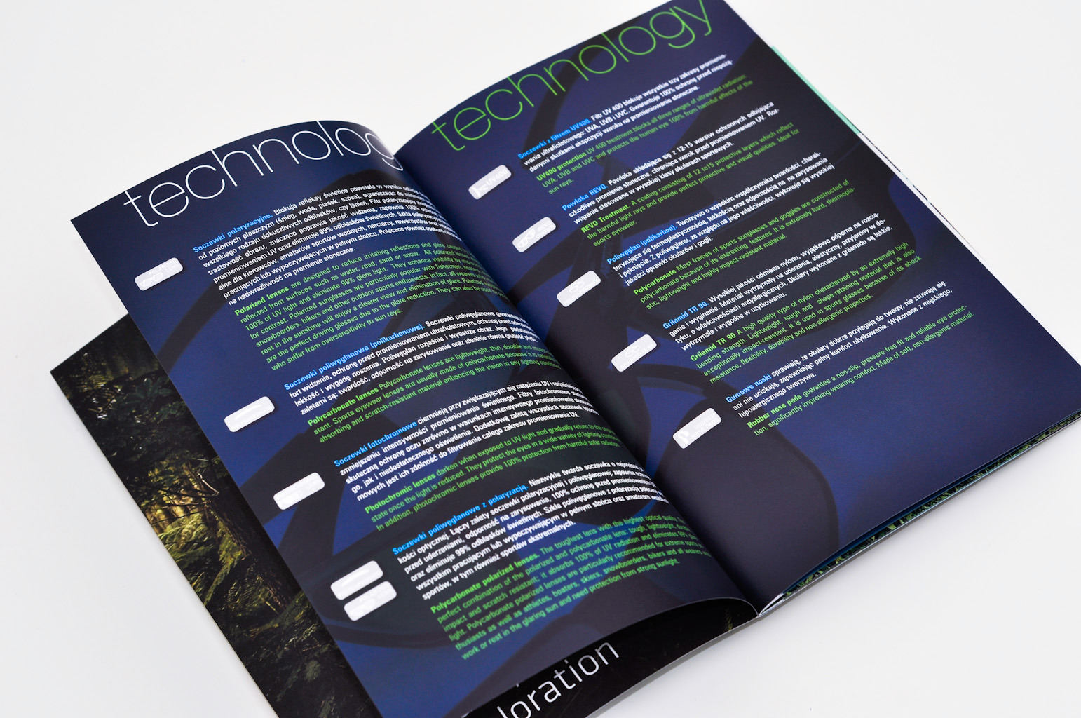 Otwarta broszura informacyjna o technologii soczewek okularowych, z opisami właściwości i materiałów, leżąca na stole.