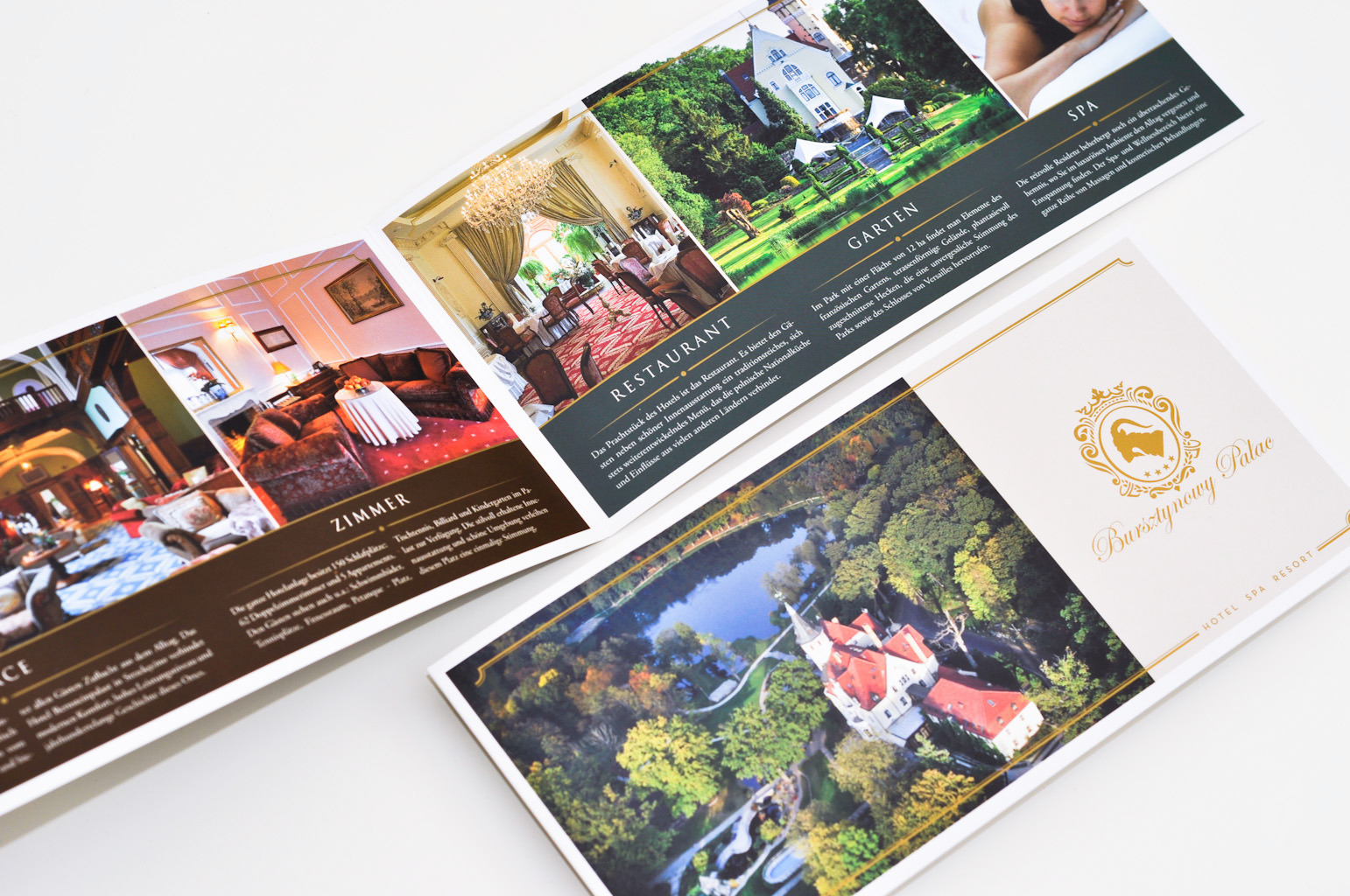 Otwarta broszura reklamowa hotelu SPA prezentująca zdjęcia wnętrz (pokoje, restauracja) i otoczenia (ogród, widok z lotu ptaka na pałac).