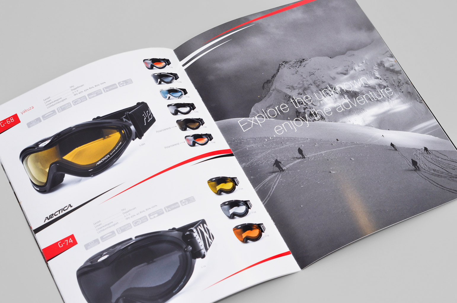 Rozkładówka katalogu z okularami narciarskimi Arctica, prezentująca modele G-68 i G-74 oraz krajobraz górski w tle.