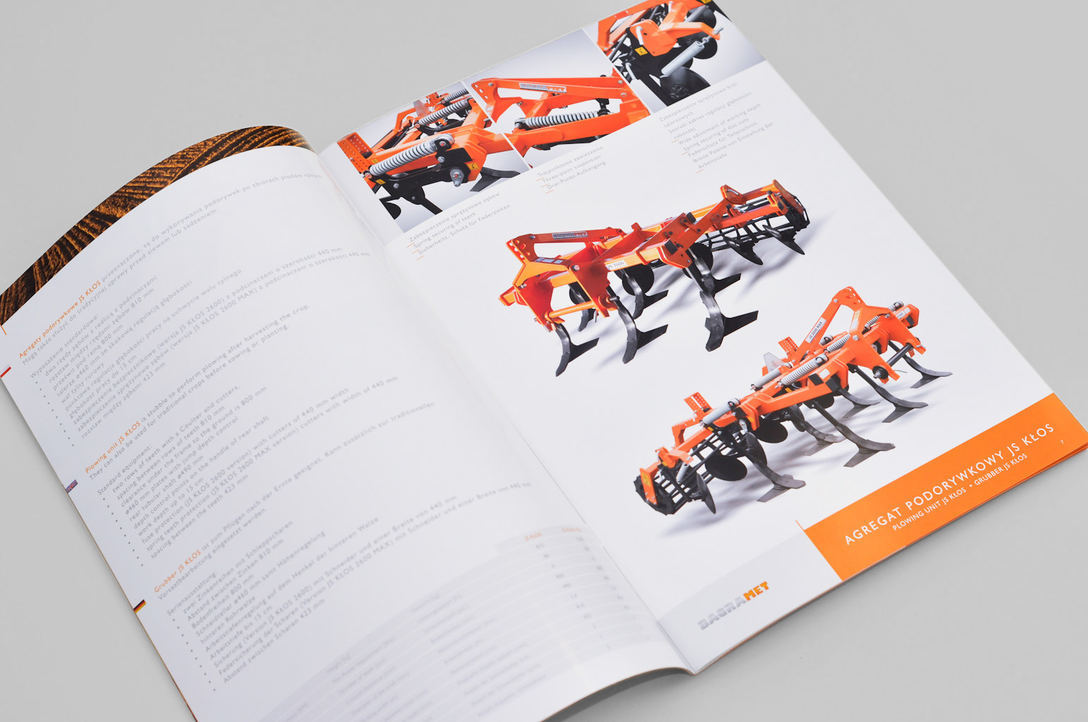 Otwarta broszura reklamowa prezentująca agregat podorywkowy, widoczne detale konstrukcyjne i specyfikacje techniczne.