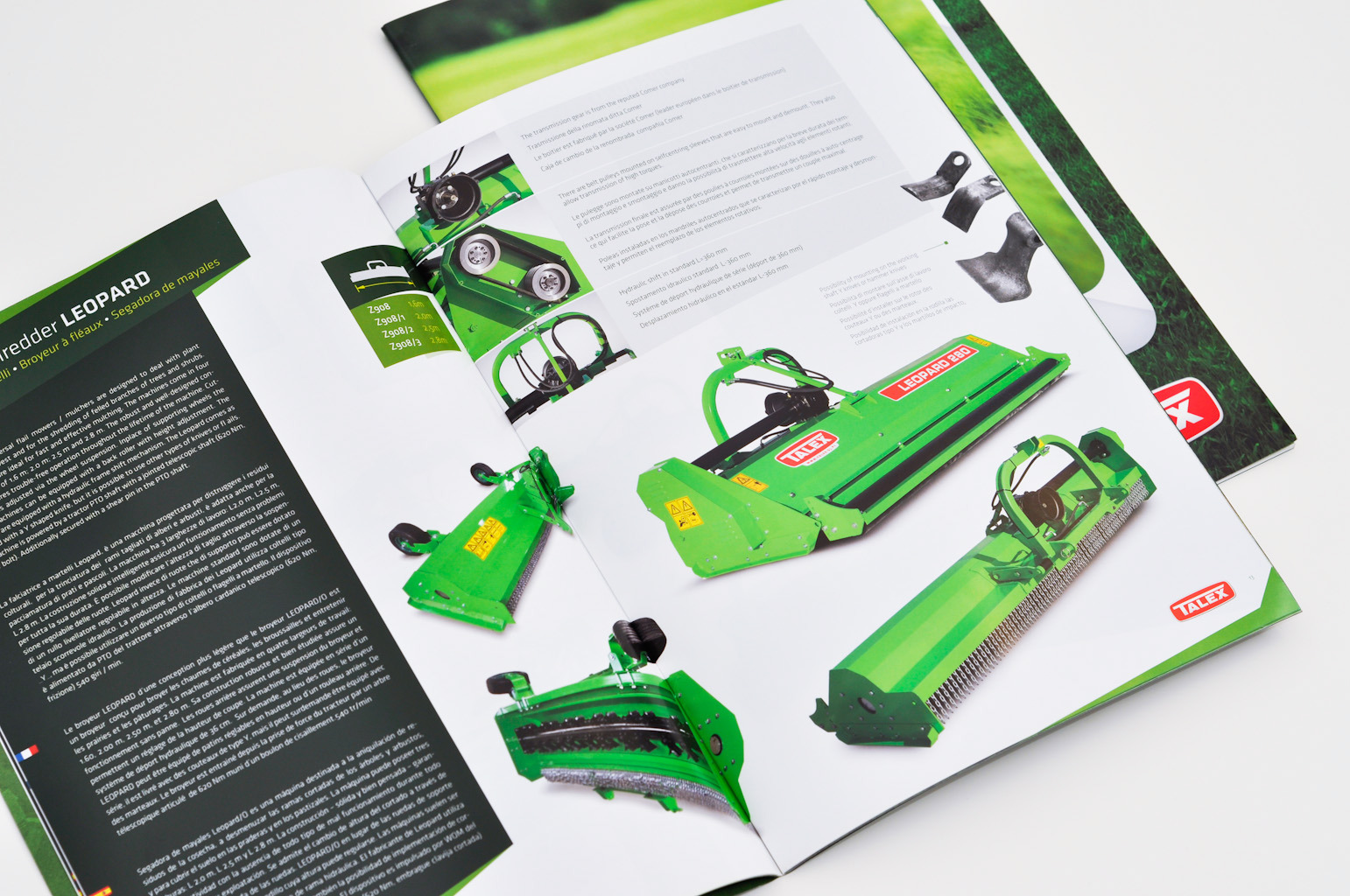 Otwarta broszura z prezentacją zielonych maszyn rolniczych, w tym kosiarki bijakowej Leopard 280 marki Talex, z widocznymi detalami technicznymi i opisami w kilku językach.